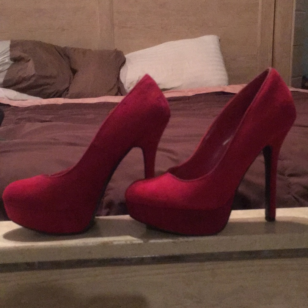 Red pumps - Picture 2 of 3